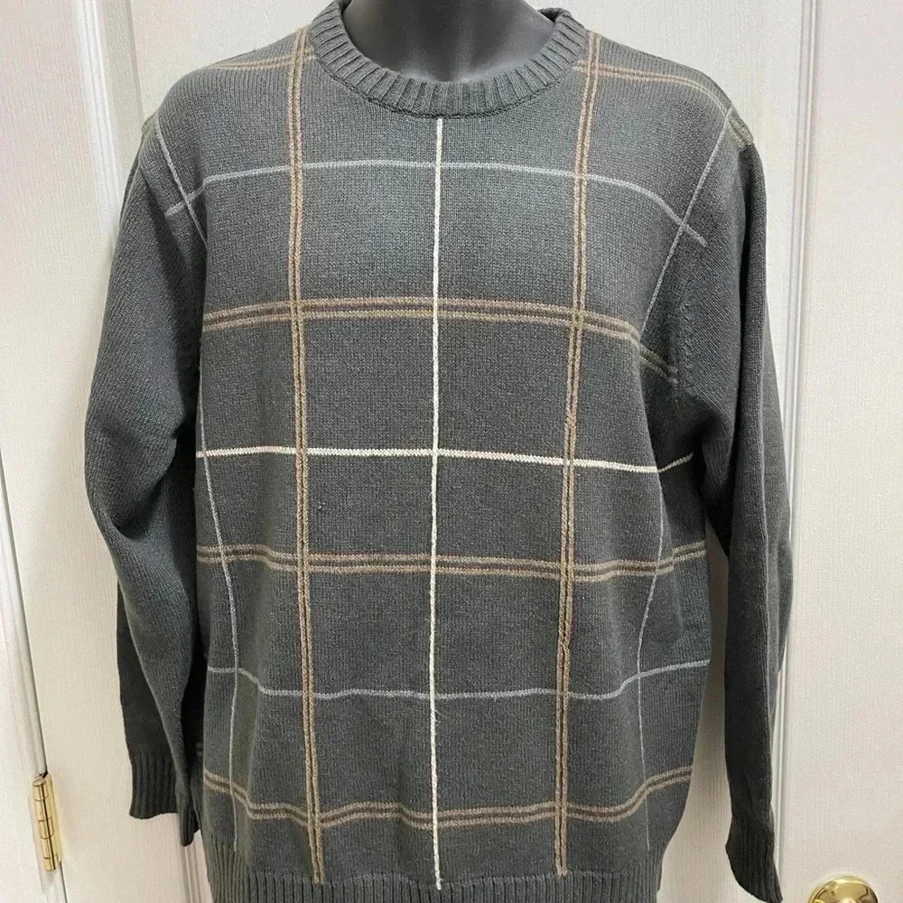 Oscar de la Renta mens sweater  chic and warm